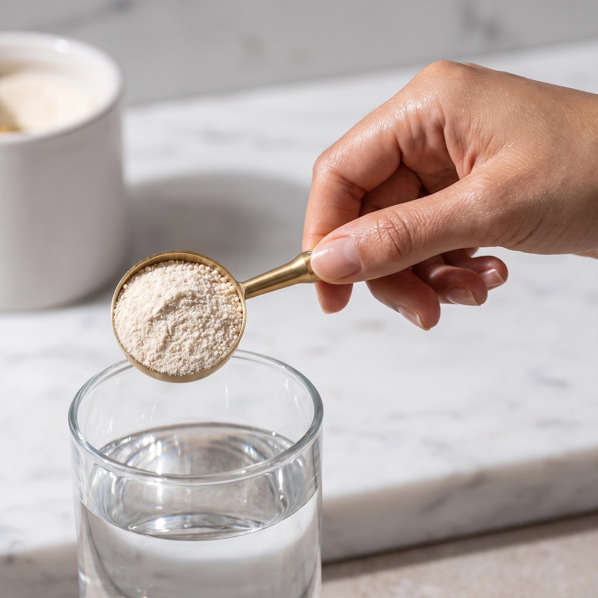 Cuchara de Collagen Complex TRESSO Suplementos vertiéndose en un vaso con agua
