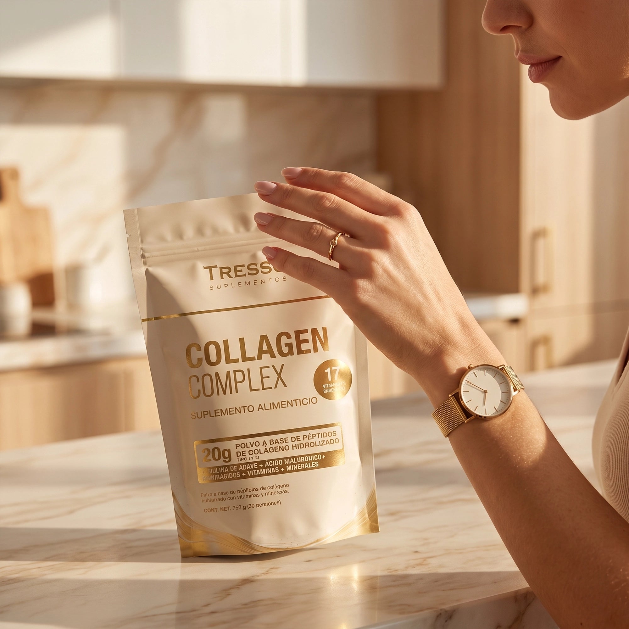 Mujer preparando Collagen Complex TRESSO Suplementos en su cocina