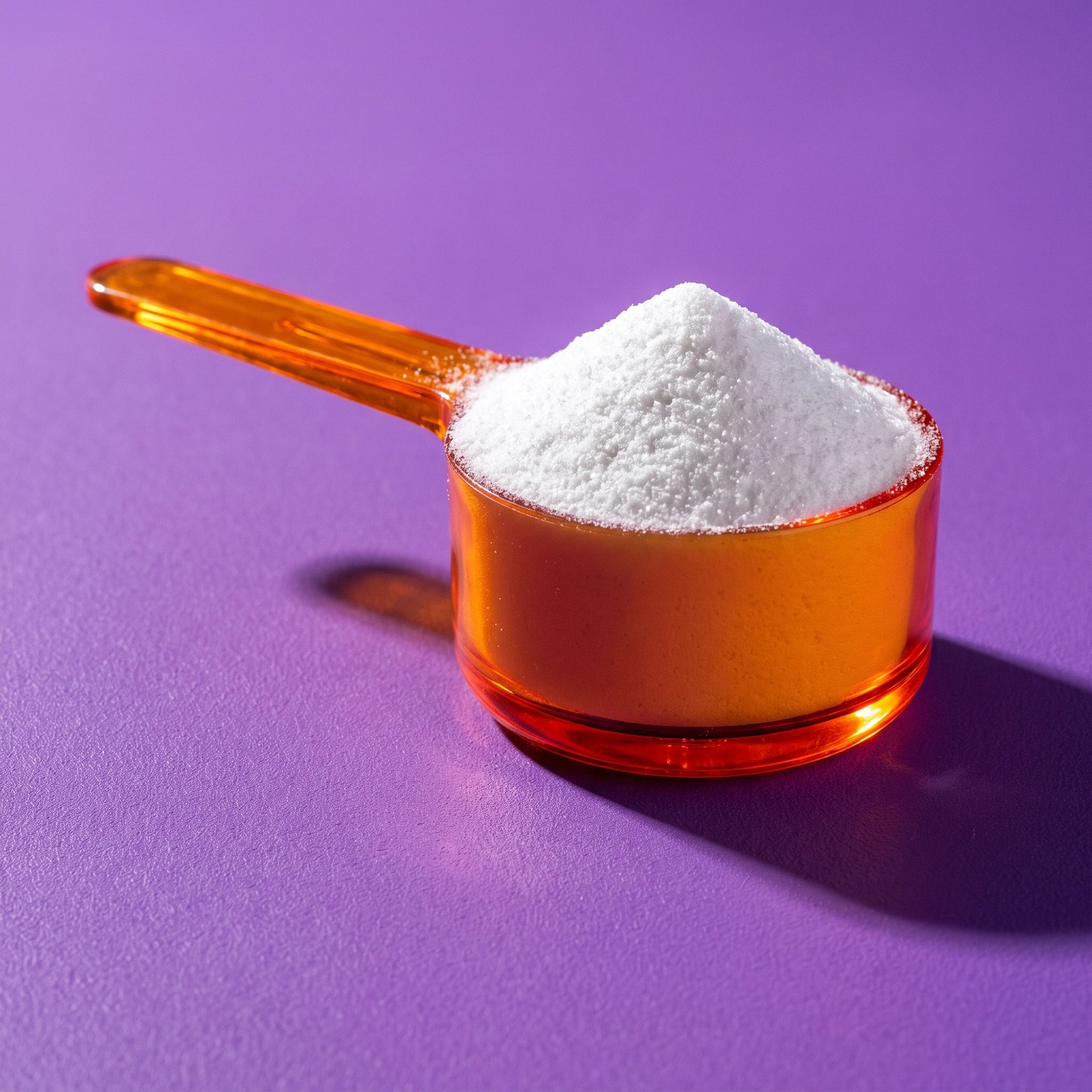 Porción de Creatina Monohidratada TRESSO Suplementos en cuchara sobre superficie morada